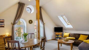 Een televisie, een open haard, een dvd-speler en een stereo