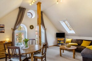 TV, fireplace, DVD player, stereo - Apartment 'Gulfhof Oldersum Dachgeschoss' with Shared Terrace, Shared Garden and Wi-Fi (Moormerland)