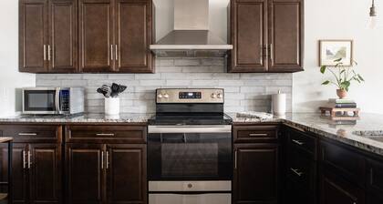 Nest Market Loft -2 bed lux Neskowin loft. Steps to beach & market. Great rates!