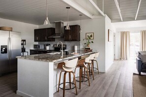 Frigorífico, microondas, horno y placa de cocina