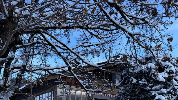 A snow-covered building with a wooden deck and a wooden fence. - Holiday Home Bergblick for 4 Guests (Unterwössen)