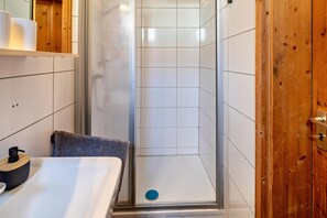 Shower, hair dryer, towels - Holiday Apartment "Bachmanns 2" with Shared Garden & Wi-Fi (Schotten)