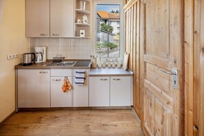 Fridge, stovetop, coffee/tea maker, electric kettle - Holiday Apartment "Bachmanns 2" with Shared Garden & Wi-Fi (Schotten)