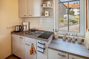 Kylskåp, spishäll, kaffe- och tebryggare och vattenkokare