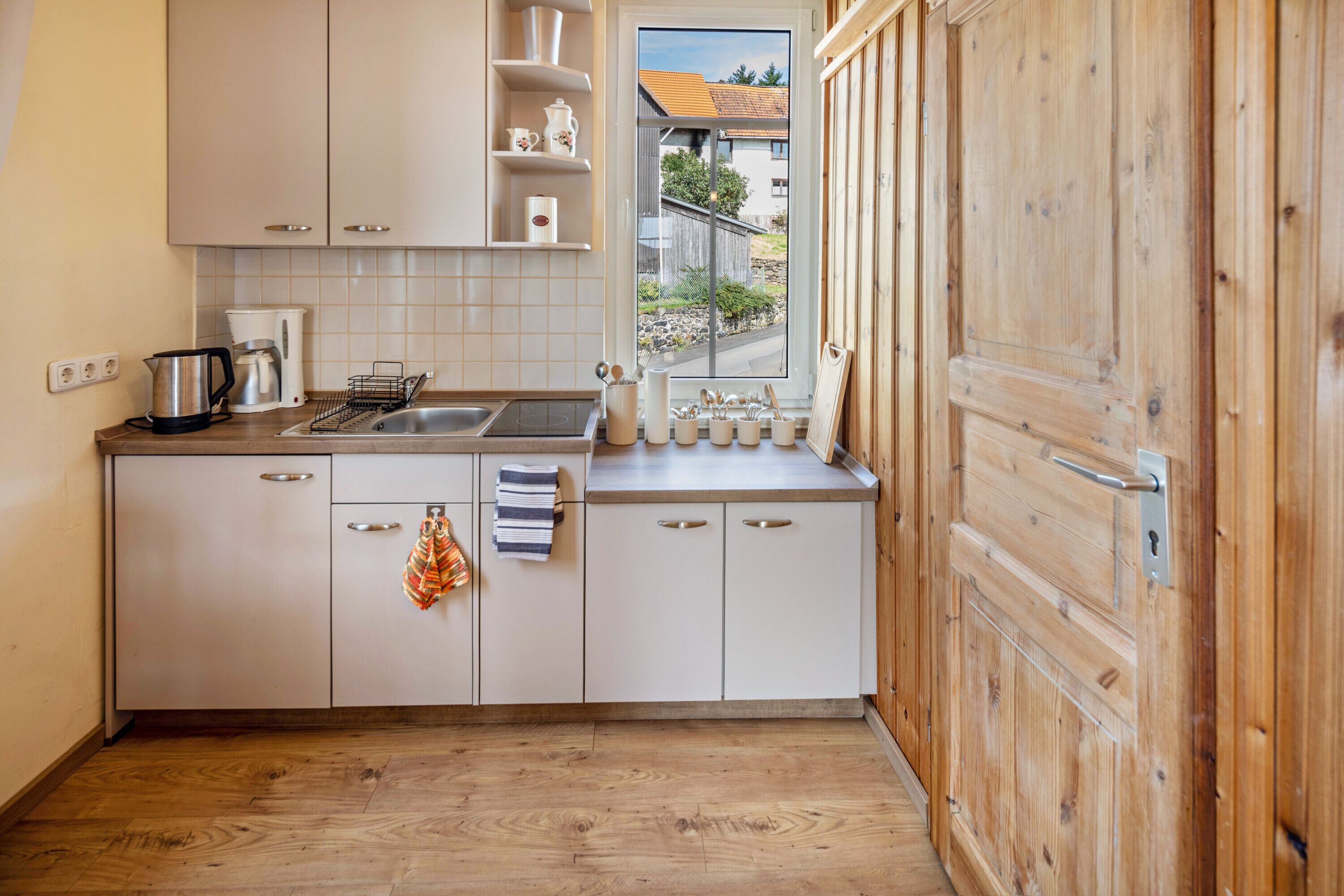 冷蔵庫、コンロ、コーヒー / ティーメーカー、電気ポット