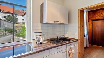 Fridge, oven, stovetop, coffee/tea maker