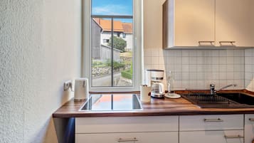 Kühlschrank, Ofen, Herdplatte, Wasserkocher mit Kaffee-/Teezubehör