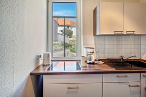 Fridge, oven, stovetop, coffee/tea maker - Holiday Apartment "Bachmanns" with Mountain View, Shared Garden & Wi-Fi (Schotten)