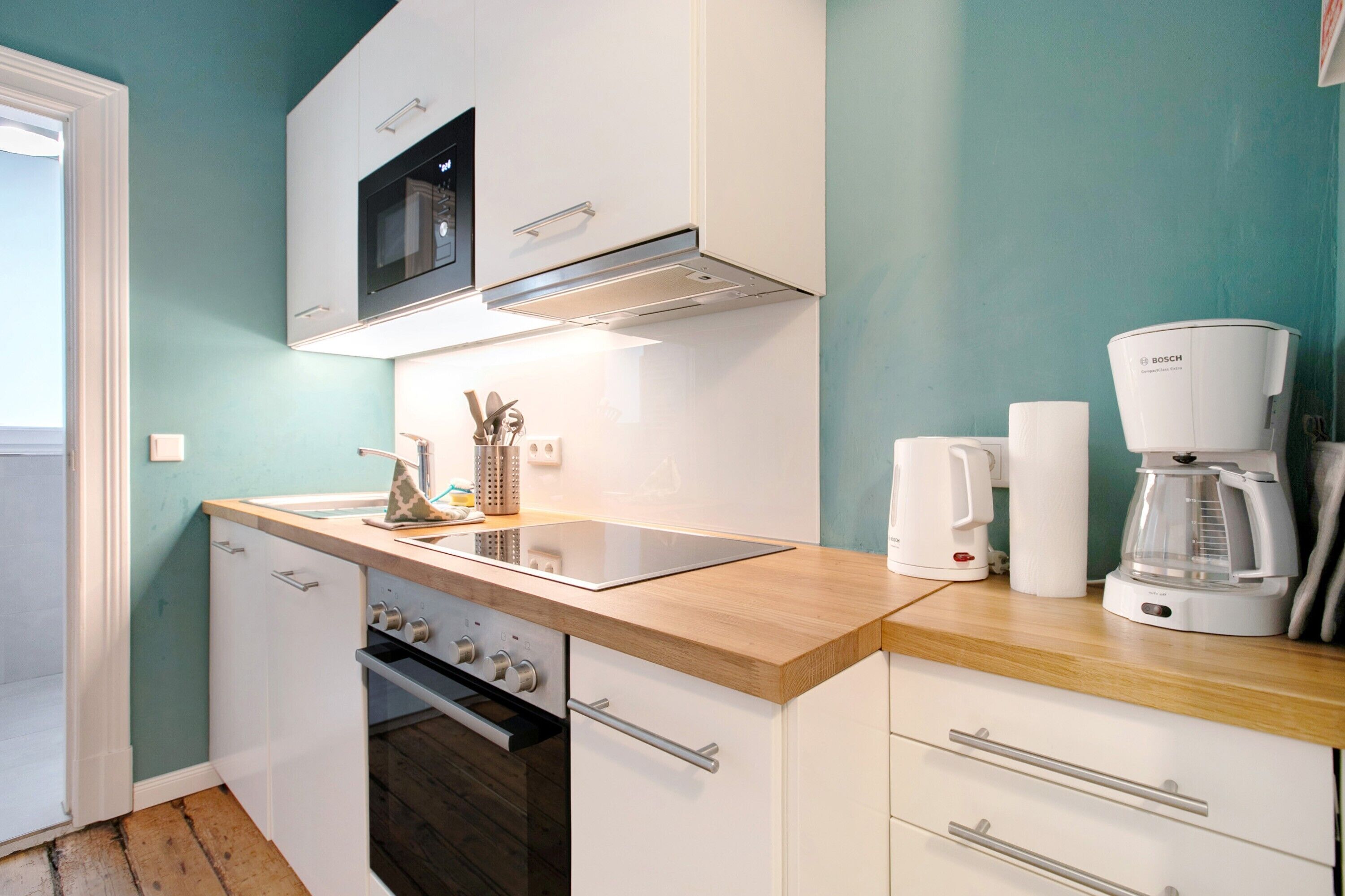 Kühlschrank, Mikrowelle, Ofen, Herdplatte