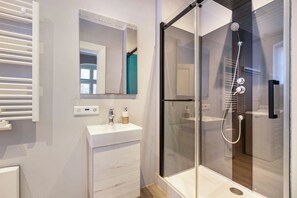Dusche, Haartrockner, Handtücher