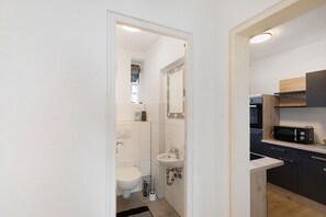 Shower, hair dryer, towels - Apartment 'Bruchköbel 3' with Balcony and Wi-Fi (Bruchköbel)