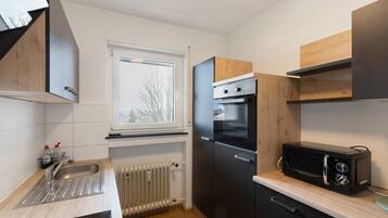 Een koelkast, een magnetron, een oven, een kookplaat