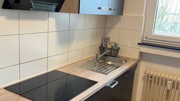 KĂŒhlschrank, Mikrowelle, Ofen, Herdplatte