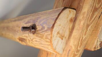 Un primer plano de una estructura de madera con un tornillo metálico.