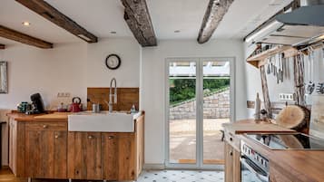 Kylskåp, mikrovågsugn, ugn och spishäll