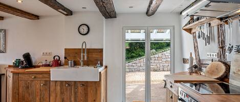 冷蔵庫、電子レンジ、オーブン、コンロ