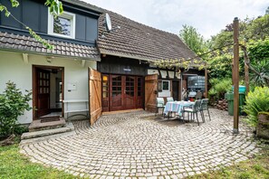 Outdoor dining - Holiday Home 'Ferienhaus S' Äckerle' with Private Terrace and Private Garden (Lauf)