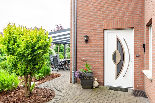 Ferienwohnung 'Rose' mit privater Terrasse, privatem Garten und WLAN