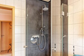 Een douche, een haardroger, handdoeken