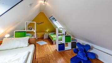 3 bedrooms, iron/ironing board, free WiFi, bed sheets