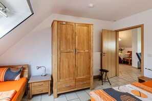 3 bedrooms, iron/ironing board, free WiFi, bed sheets