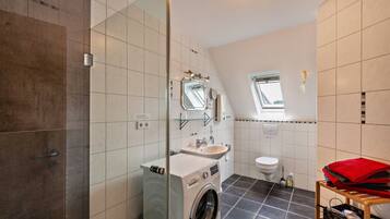 Een douche, een haardroger, handdoeken