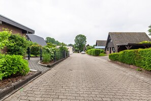 Property grounds - Vacation Home "Haus Seestern" with Private Terrace, Private Garden & Wi-Fi (Kalkar)