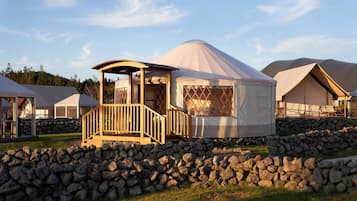 Yurt 7m | 高級寢具、羽絨被、房內夾萬、書桌