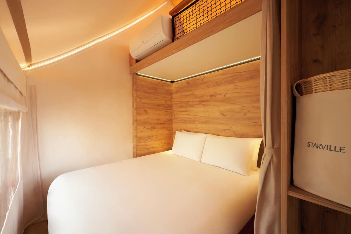 Canvas 5m X 6m | Kaliteli yatak takımı, kuştüyü yorgan, odada kasa, masa