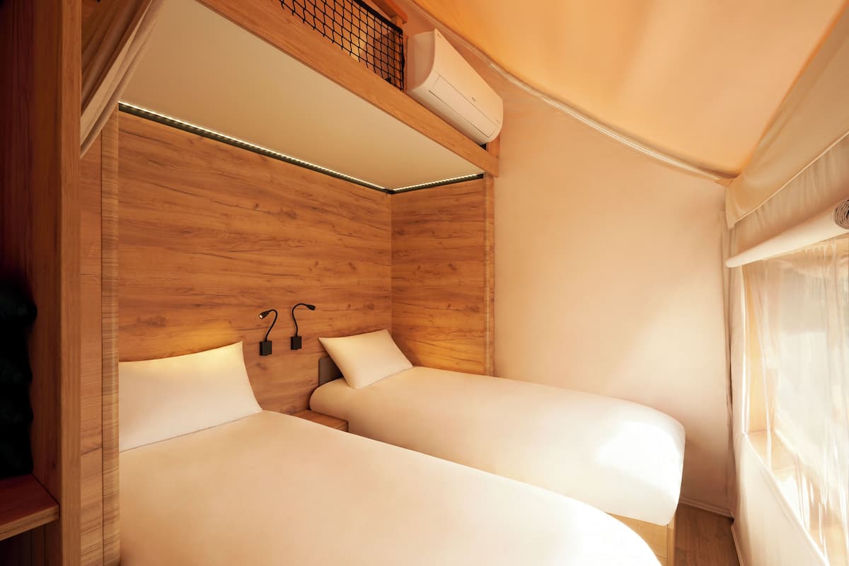 Canvas 5m X 6m | Kaliteli yatak takımı, kuştüyü yorgan, odada kasa, masa