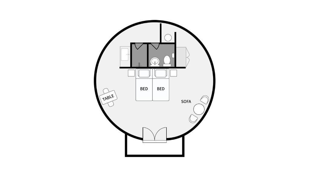 Distribución circular de la habitación con dos camas, una mesa, un sofá y un inodoro.