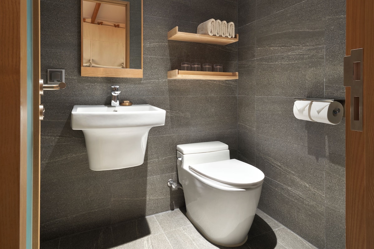 Yurt 8m | Banyo | Duş, ücretsiz banyo/kozmetik ürünleri, saç kurutma makinesi, bornoz