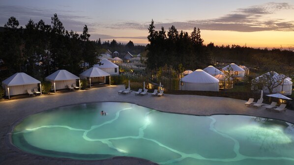 Sisäuima-allas, kauden mukainen ulkouima-allas