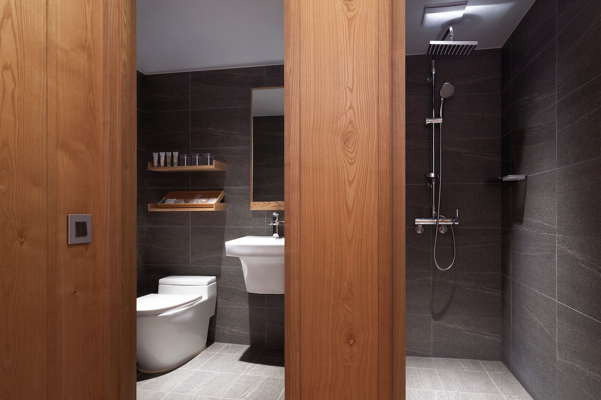 Yurt 7m | Banyo | Duş, ücretsiz banyo/kozmetik ürünleri, saç kurutma makinesi, bornoz