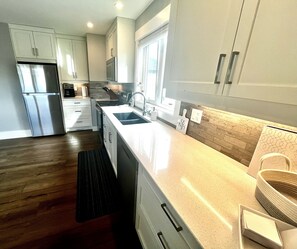 Réfrigérateur, four à micro-ondes, un four, surface de cuisson