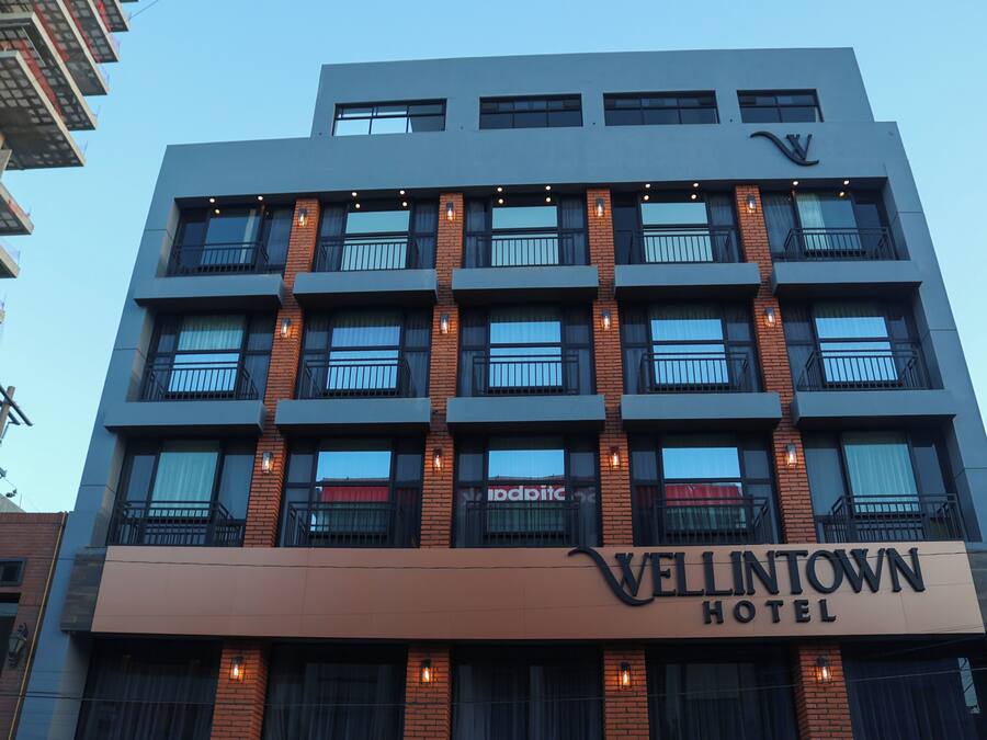 Un moderno edificio de hotel con un letrero que dice "Vellintown Hotel".