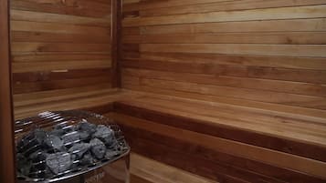 Una sala de sauna con paredes y bancos de madera.