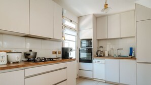 Cafeteira/chaleira, geladeira, micro-ondas, fogão