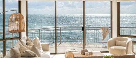 Tv, eldstad och kontor