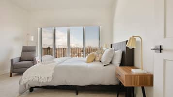 3 bedrooms, desk, travel crib, WiFi