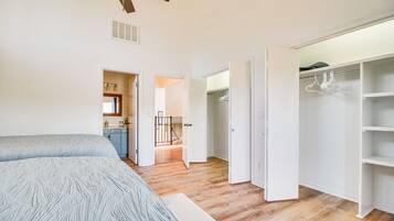 4 habitaciones, escritorio y tabla de planchar con plancha