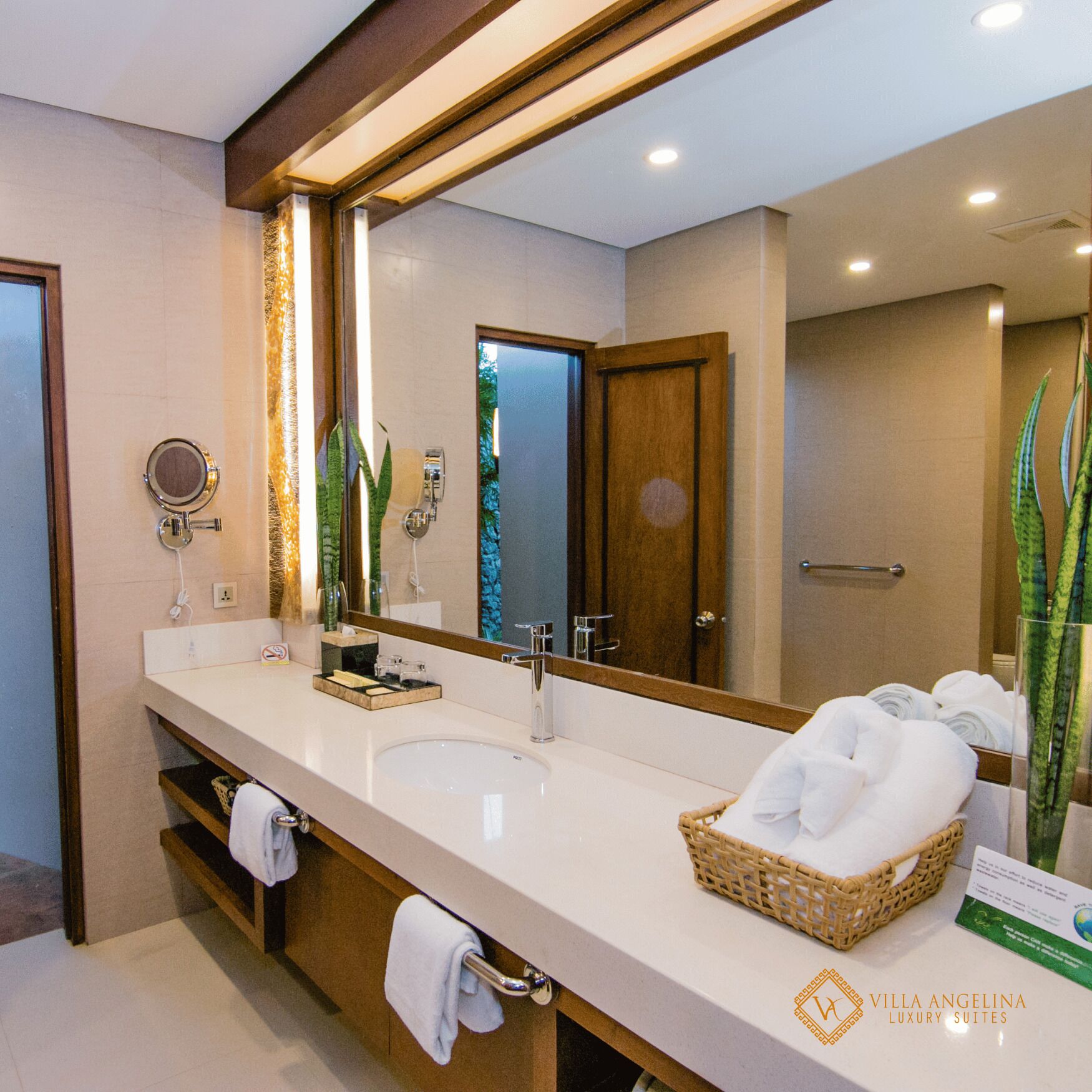Executive Suite | Bathroom | Shower, bathrobes, slippers, bidet