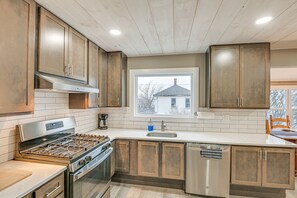 Geladeira, micro-ondas, cooktop, lava-louças