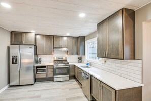 Kühlschrank, Mikrowelle, Herdplatte, Geschirrspüler