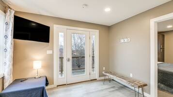 2 bedrooms, desk, iron/ironing board, WiFi