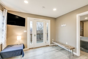 2 bedrooms, desk, iron/ironing board, WiFi