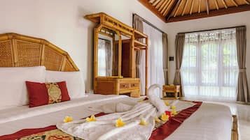 Kamar Triple Klasik, 1 kamar tidur, pemandangan kebun | Dilengkapi dengan perabotan berbeda-beda dan meja kerja