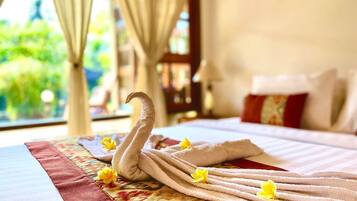 Muebles diferentes, escritorio y espacio para trabajar con laptop