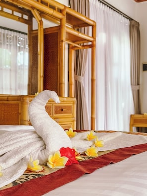 Phòng 3 phong cách cổ điển, 1 phòng ngủ, quang cảnh vườn | Trang bị nội thất với thiết kế riêng biệt, bàn 