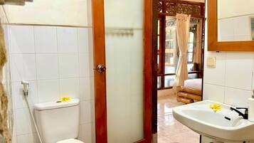 Artículos de tocador gratuitos, secador de pelo, batas, pantuflas